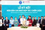 Đại diện Phuc Khang Corporation và trường ĐH Luật TP.HCM ký kết Biên bản ghi nhớ hợp tác chiến lược