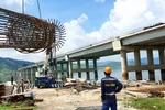 Đẩy nhanh tiến độ thi công cầu vượt hồ lớn nhất tuyến cao tốc Bắc - Nam.