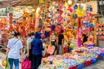 Đến hẹn lại lên, phố Hàng Mã mỗi dịp Tết Trung thu lại đông đúc, nhộn nhịp với những sạp hàng hoá rực rỡ sắc màu.