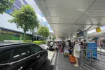 Người dân chờ xe tại sân bay Tân Sơn Nhất - Ảnh: Thu Hồng