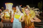 Khách du lịch hào hứng với các hoạt động về đêm tại Đà Nẵng. (Ảnh: Trần Lê Lâm/TTXVN)