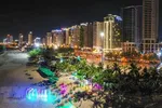 Biển Đà Nẵng sáng đèn phục vụ người dân và du khách về đêm. (Ảnh: Trần Lê Lâm/TTXVN)