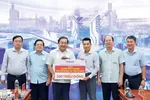 Ông Lê Minh Luân – Giám đốc HDBank Cà Mau- Đại diện lãnh đạo HDBank- trao kinh phí xây dựng 10 căn nhà tình thương cho tỉnh Cà Mau. Ông Lê Văn Hiện - Chủ tịch UB MTTQ Việt Nam tỉnh Cà Mau- đại diện nhận.