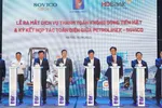 Đại diện lãnh đạo Bộ, Ban ngành và lãnh đạo Petrolimex, Sovico và HDBank thực hiện nghi thức ra mắt dịch vụ thanh toán không dùng tiền mặt.