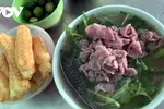 Một bát phở có giá 50.0000 đồng chưa tính tiền quẩy tại nhiều quán phở bình dân ở Hà Nội.