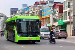 Tuyến xe buýt điện E09 có lộ trình Khu đô thị Smart City-đường Thanh Niên-Công viên nước Hồ Tây được Vinbus đưa vào khai thác, vận hành. (Ảnh: CTV/Vietnam+)
