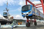 Tàu Metro Số 1 được đưa xuống cảng ở Nhật Bản để vận chuyển về TP.HCM. (Ảnh: MAUR)