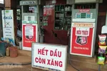 Một cửa hàng xăng dầu treo bảng hết xăng dầu. (Ảnh: TTXVN)