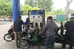 Một điểm bán xăng của Petrolimex trên địa bàn Hà Nội. (Ảnh: Xuân Quảng/Vietnam+)