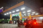 Người dân mua xăng tại Cửa hàng xăng dầu trên đường Hoàng Văn Thụ (quận Phú Nhuận, Thành phố Hồ Chí Minh), tối ngày 12/10. (Ảnh: Hồng Đạt/TTXVN)