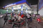 Người dân xếp hàng dài chờ mua xăng, dầu tại cửa hàng kinh doanh xăng, dầu trên phố Lạc Trung (Hà Nội), tối 5/11/2022. (Ảnh: Trần Việt/TTXVN)