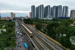 Tàu điện Metro Nhổn-ga Hà Nội chạy qua phố Hồ Tùng Mậu. (Ảnh: Tuấn Anh/TTXVN)
