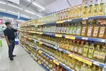 Dầu ăn là một trong các mặt hàng tiêu thụ nhiều trong dịp Tết Nguyên đán. (Ảnh: Dư Toán/TTXVN)