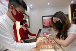 Khách hàng giao dịch vàng miếng. (Ảnh: TTXVN)