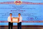 Đại diện Công ty TNHH MTV Xi măng Cần Thơ - Hậu Giang nhận Bằng khen của Thủ tướng Chính phủ.