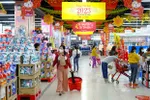 Người dân đi mua sắm ở siêu thị Lotte Mart Cần Thơ. (Ảnh: TTXVN)