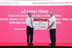 (ĐTTCO)-Ngày 13/01/2023, tại TPHCM diễn ra Lễ trao tặng kinh phí an sinh xã hội Chương trình Agribank chung tay vì người nghèo, đối tượng chính sách nhân dịp Xuân Quý Mão 2023. Theo đó, Agribank đã trao tặng kinh phí 01 tỉ đồng cho Quỹ vì người nghèo TPHCM. 