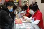 Khách hàng giao dịch vàng miếng. (Ảnh: TTXVN)