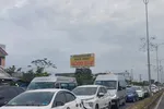 Xe ôtô nối đuôi nhau, nhích từng chút một qua cầu Rạch Miễu. (Ảnh: Huỳnh Phúc Hậu/TTXVN)