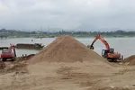 Các mỏ khai thác cát vật liệu xây dựng trên sông Thu Bồn đã hoạt động trở lại trong ngày 7/3. (Ảnh: Đoàn Hữu Trung/TTXVN)