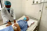 Bác sĩ chăm sóc cho cụ ông 85 tuổi, sau khi phẫu thuật thành công