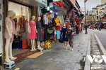 Phố Hàng Đào vỉa hè đã cơ bản gọn gàng, người đi bọ và du khách có thể dễ dàng di chuyển trên vỉa hè