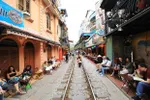 Quán càphê mọc san sát hai bên đường tàu - một đoạn đường nằm dọc hai bên tuyến đường sắt từ ga Hà Nội đến ga Long Biên, chạy cắt qua đường Lê Duẩn-Trần Phú-Cửa Đông và Phùng Hưng (quận Hoàn Kiếm, Hà Nội). (Ảnh: Tuấn Anh/TTXVN)