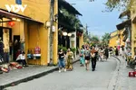 Du khách tham quan phố cổ Hội An