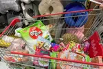 Giỏ hàng khi đi siêu thị của người dân tại TP.HCM chủ yếu là nhu yếu phẩm. (Ảnh: Đại Việt)