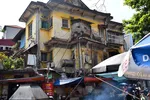 Giữa trung tâm Hà Nội, nhiều căn biệt thự có kiến trúc Pháp cổ sau một thời gian dài bị bỏ hoang đang xuống cấp nghiêm trọng.