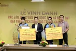 Doanh nhân Đỗ Quang Hiển trao thưởng cho các vận động viên CLB bóng bàn Hà Nội T&T đạt thành tích xuất sắc tại SEA Games 32.