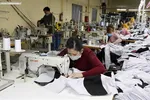 May hàng xuất khẩu tại Công ty cổ phần may xuất khẩu Gia Tộc, huyện Lý Nhân, tỉnh Hà Nam. (Ảnh: Trần Việt/TTXVN)