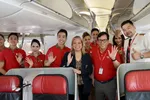 Tổng giám đốc Vietjet Đinh Việt Phương cùng phi hành đoàn Vietjet thực hiện chuyến bay đầu tiên từ TP.HCM đi Brisbane