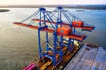 Cẩu trục hiện đại bậc nhất thế giới tại Cảng nước sâu Gemalink, thị xã Phú Mỹ, tỉnh Bà Rịa Vũng Tàu. (Ảnh: Hồng Đạt/TTXVN)