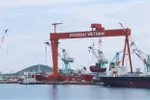 Cẩu trục Goliath 700 tấn được đưa vào vận hành tại nhà máy đóng tàu của Công ty Trách nhiệm Hữu hạn Đóng tàu Hyundai Việt Nam, hồi tháng Chín năm ngoái. (Ảnh: Tiên Minh/TTXVN)
