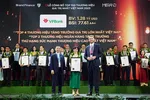 Bà Phạm Thị Nhung, Phó TGĐ VPBank (giữa) tại sự kiện vinh danh Top 100 thương hiệu giá trị nhất Việt Nam 2023