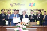 Ông Đỗ Quang Hiển, Chủ tịch Ủy ban Chiến lược T&T Group (phải) và ông Trương Gia Bình, Chủ tịch HĐQT FPT (trái) ký kết thỏa thuận hợp tác chiến lược giữa hai tập đoàn.