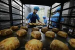 Sản xuất Bánh Trung thu của Công ty Cổ phần Bánh Mứt Kẹo Hà Nội. (Ảnh: Vũ Sinh/TTXVN)
