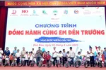Đại biểu và đại diện các công ty trao xe đạp cho học sinh.