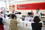 Khách hàng giao dịch tại chi nhánh Ngân hàng SeABank. 