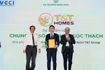 Ông Đỗ Vinh Quang, Chủ tịch HĐQT kiêm Tổng Giám đốc T&T Homes (giữa) nhận Giải thưởng “Dự án đáng sống năm 2023”