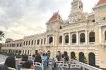 Chuyến du lịch khoảng 2h trên xe buýt 2 tầng đi qua nhiều địa điểm nổi tiếng trong TP Hồ Chí Minh thu hút nhiều bạn trẻ.