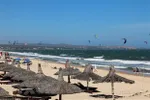 Biển Mũi Né luôn thu hút đông đảo du khách đến nghỉ dưỡng và chơi các môn thể thao trên biển. (Ảnh: Hồng Hiếu/TTXVN)