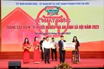 Ông Phạm Đức Tuấn – Thành viên Hội đồng thành viên, Chủ tịch Công đoàn Agribank, đại diện Agribank ủng hộ 2 tỷ đồng cho Quỹ “Vì người nghèo” và an sinh xã hội thành phố Hà Nội. 