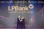 Ông Lê Minh Tâm – Thành viên Hội đồng Quản trị đại diện LPBank nhận giải Doanh nghiệp xuất sắc châu Á 2023