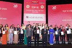 Đại diện Agribank nhận giải “Top 10 Thương hiệu mạnh Việt Nam 2023” 
