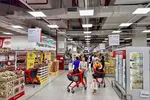 Người tiêu dùng mua sắm hàng hóa tại Lotte Mart. (Ảnh: Xuân Quảng/Vietnam+) 