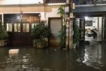 Nước ngập tràn vào nhà dân tại một tuyến hẻm trên đường Trần Xuân Soạn, quận 7, TP.HCM, chiều tối 1/10 vừa qua. (Ảnh: Hồng Giang/TTXVN)