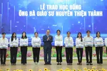 Trao học bổng Ông Bà Giáo sư Nguyễn Thiện Thành cho sinh viên vượt khó.