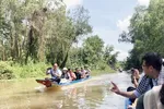 Đoàn khảo sát trải nghiệm tour du lịch sinh thái tại Khu Du lịch Mùa Xuân, tỉnh Hậu Giang. (Ảnh: Mỹ Phương/TTXVN)
